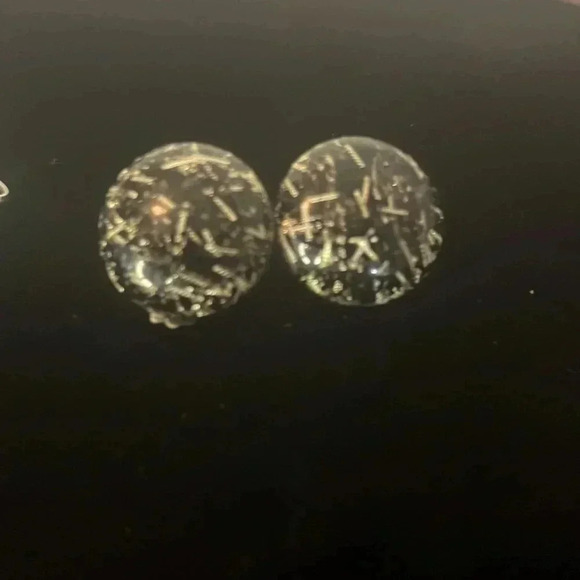 Three pairs of vintage earrings. One clip and two screw back - Picture 4 of 5